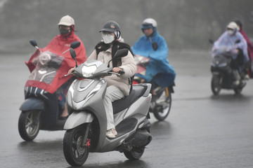 Thời tiết Hà Nội 3 ngày tới: Đón không khí lạnh, hạ liền 5 độ kèm mưa rào