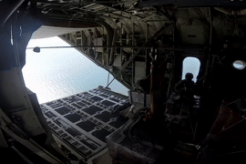 Bên trong máy bay 'ngựa thồ' của Mỹ làm nhiệm vụ thả hàng viện trợ xuống Gaza