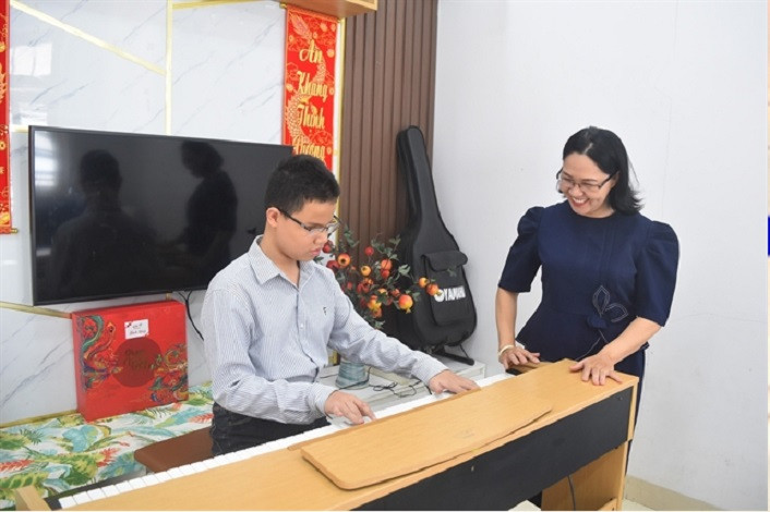 Disabled boy finds light through piano keys