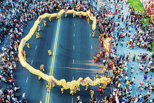 Du khách hò reo cổ vũ 'rồng lớn nhất Việt Nam' biểu diễn trên phố Nha Trang