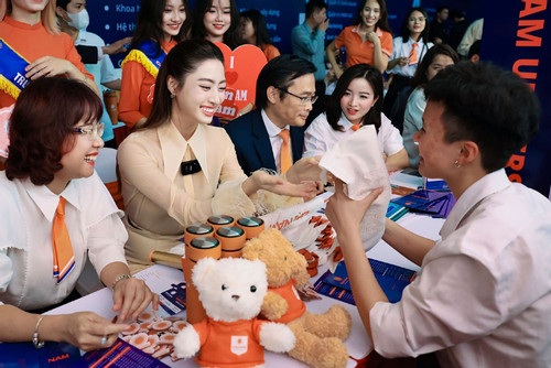 Hoa hậu Lương Thùy Linh hút ánh nhìn trong ngày hội tư vấn tuyển sinh 2024