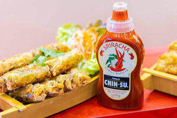 Khách tham gia Festival Phở 2024 xuýt xoa với tương ớt Chin-su Sriracha