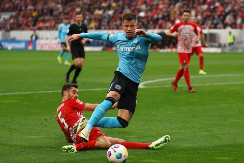 Thắng kịch tính, Leverkusen tiến gần vô địch Bundesliga
