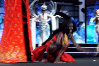 Thí sinh Hoa hậu Hoà bình Thái Lan hoá ‘ma đói lưỡi dài’, lăn lộn trên sân khấu