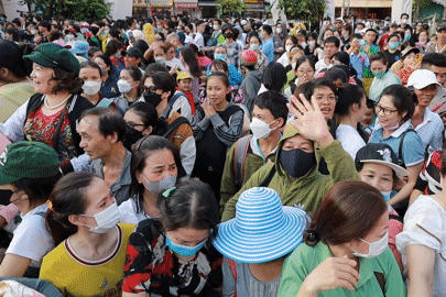 'Biển người' tại TP.HCM hào hứng dùng lá thay tiền, mua sắm hàng hóa, món ăn