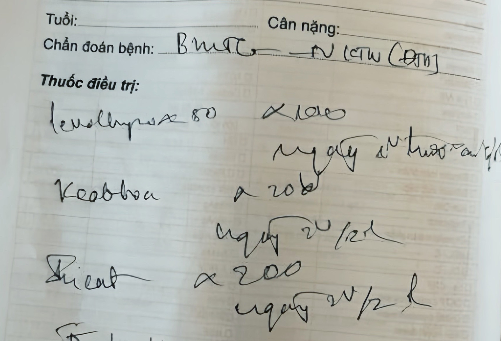 'Chữ bác sĩ trên đơn thuốc đến dược sĩ cũng phải đoán mò thì nguy hiểm quá'