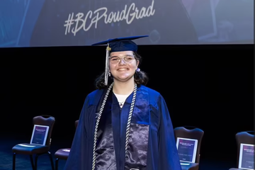 Cô bé 12 tuổi tốt nghiệp GPA tuyệt đối 4.0, theo đuổi tiến sĩ Y khoa