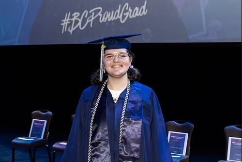 Cô bé 12 tuổi tốt nghiệp GPA tuyệt đối 4.0, theo đuổi tiến sĩ Y khoa