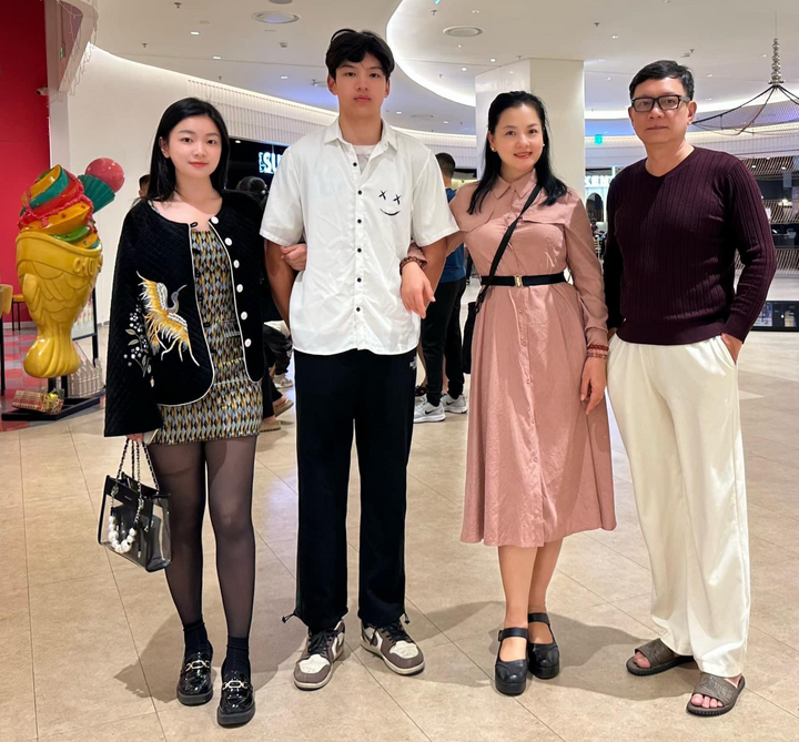 Gia đình nhỏ của NSND Thu Quế và NSƯT Phạm Cường.