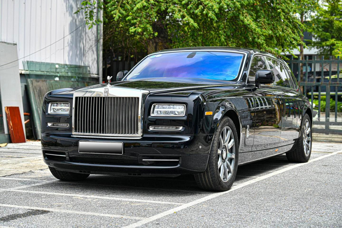 Đẳng cấp siêu sang như Rolls-Royce, hết thời lên sàn xe cũ đại hạ giá vẫn ế dài