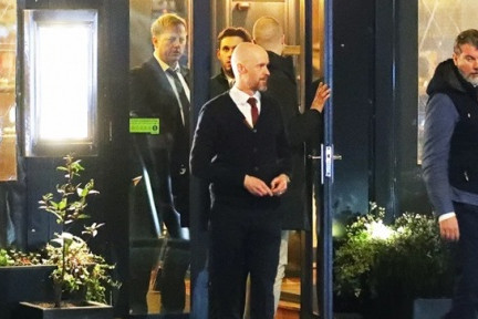 Erik ten Hag tươi rói đi ăn mừng MU thắng Liverpool