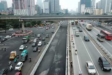 Hai cầu vượt nút giao Mai Dịch trước ngày thông xe