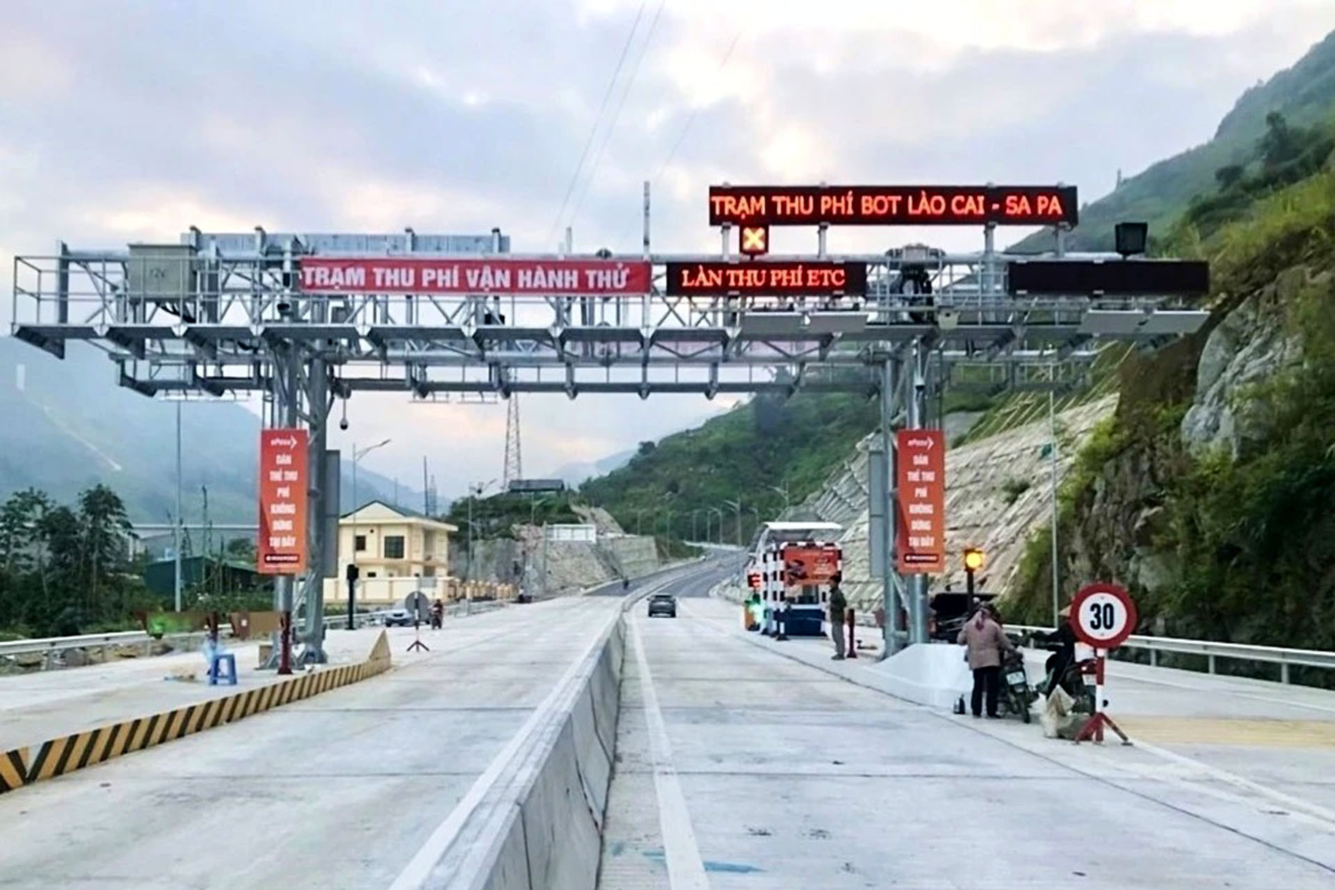 Lào Cai tạm dừng thu phí BOT Sa Pa một tháng