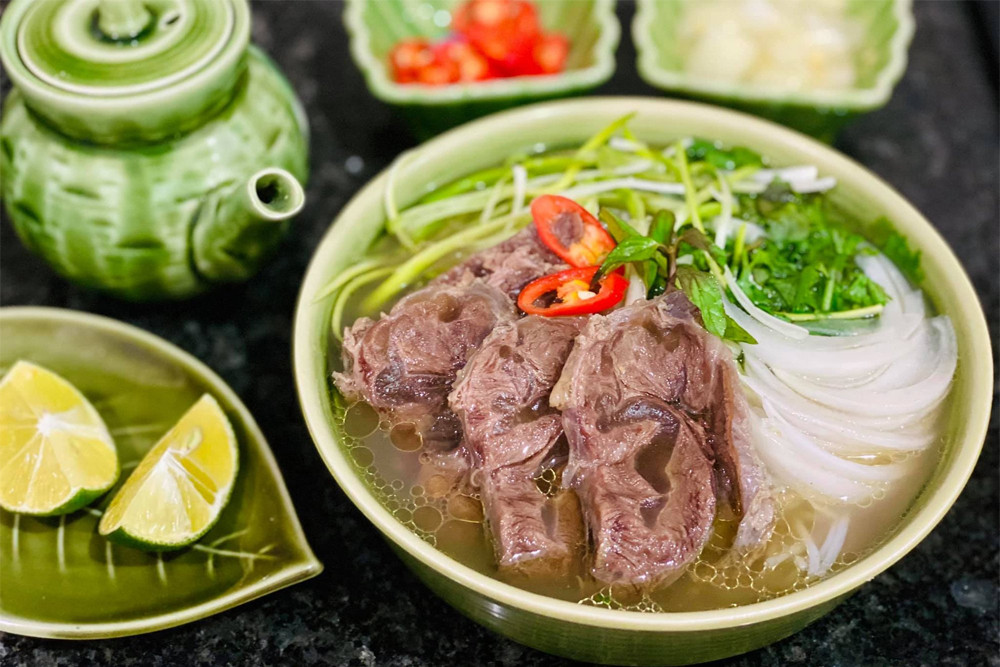 Lý do không nên vắt chanh vào bún, phở đang nóng