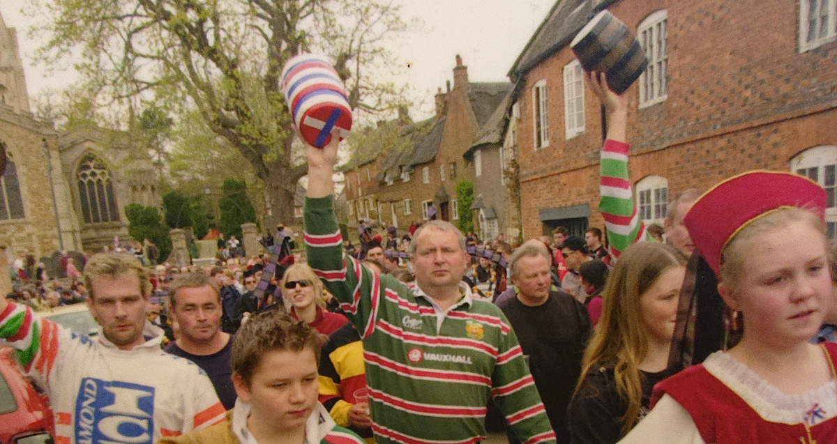 Truyền thống 'ném chai' kỳ lạ tồn tại hàng thế kỷ tại Anh