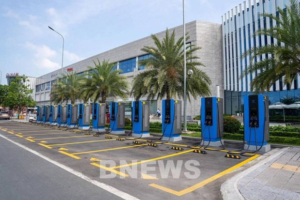 VinFast founder launches global EV charging station company hinh anh 1