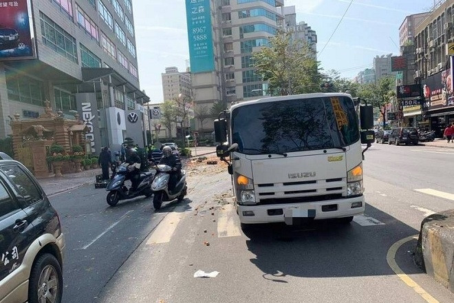 10.000 quả trứng đổ xuống đường gây tai nạn, tài xế xe tải nhận án phạt