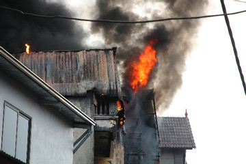 Hai ngôi nhà ở Hà Nội bốc cháy cuồn cuộn
