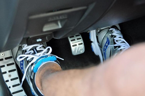 Có nên giữ thói quen ngắt côn để xe trôi khi đi ô tô số sàn?