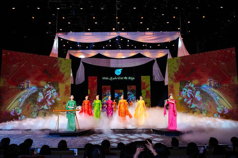 foreign ambassadors wives model at ao dai week 2024 picture 6