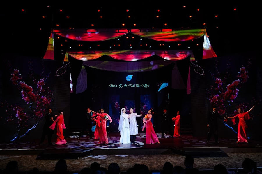 foreign ambassadors wives model at ao dai week 2024 picture 8