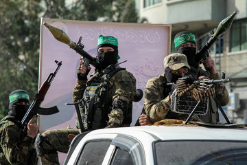 Hamas tố Israel làm 7 con tin mất mạng, Mỹ thả viện trợ từ trên không xuống Gaza