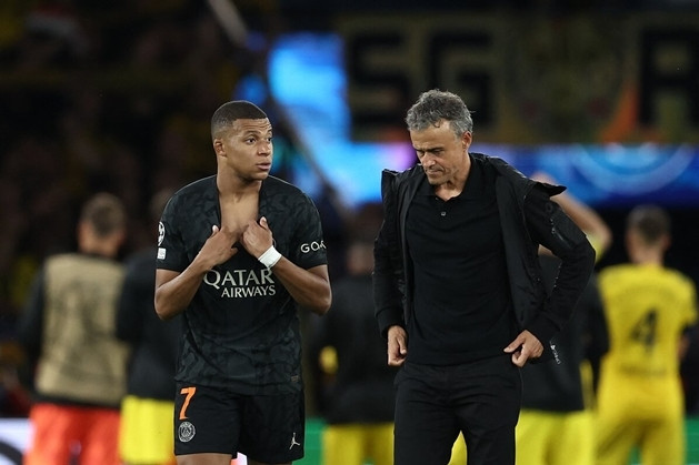 Luis Enrique huỵch toẹt lý do khiến Mbappe tức giận bỏ lên khán đài