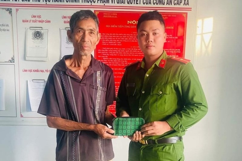 Người đàn ông nghèo nhờ công an trả lại gần 30 triệu đồng nhặt được