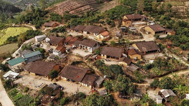 Nung ethnic hamlet attracts tourists with traditional rammed earth houses hinh anh 1