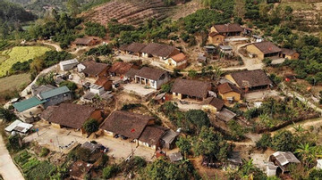 Nung ethnic hamlet attracts tourists with traditional rammed earth houses