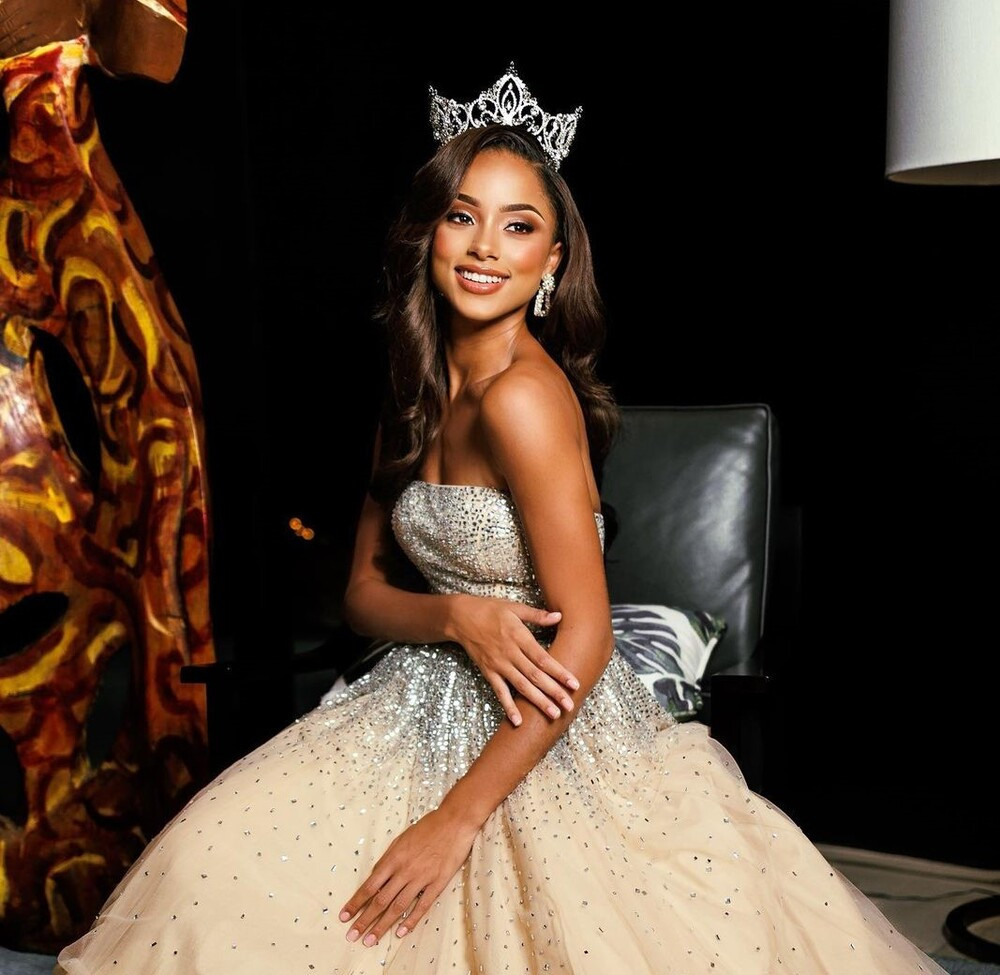 Dù chiều cao khiêm tốn 1,63m, đại diện Trinidad và Tobago Ache Abrahams vẫn là ứng viên hàng đầu tại Miss World (Hoa hậu Thế giới) 2023 nhờ vẻ đẹp sắc sảo và tích cách năng động, hoạt ngôn.