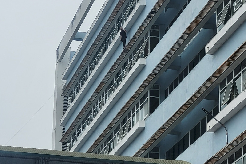 Thầy giáo 26 tuổi tử vong sau khi nhảy từ tầng 7 bệnh viện