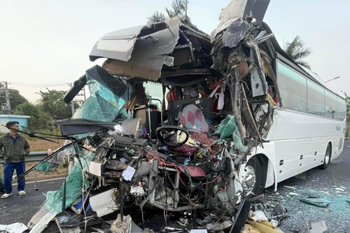 Xe khách nát đầu sau cú tông mạnh ở trạm dừng nghỉ cao tốc, tài xế tử vong
