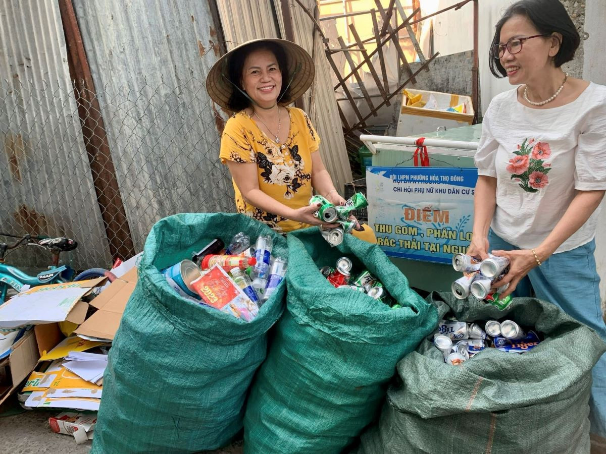 18 phu nu rac nhua.jpg