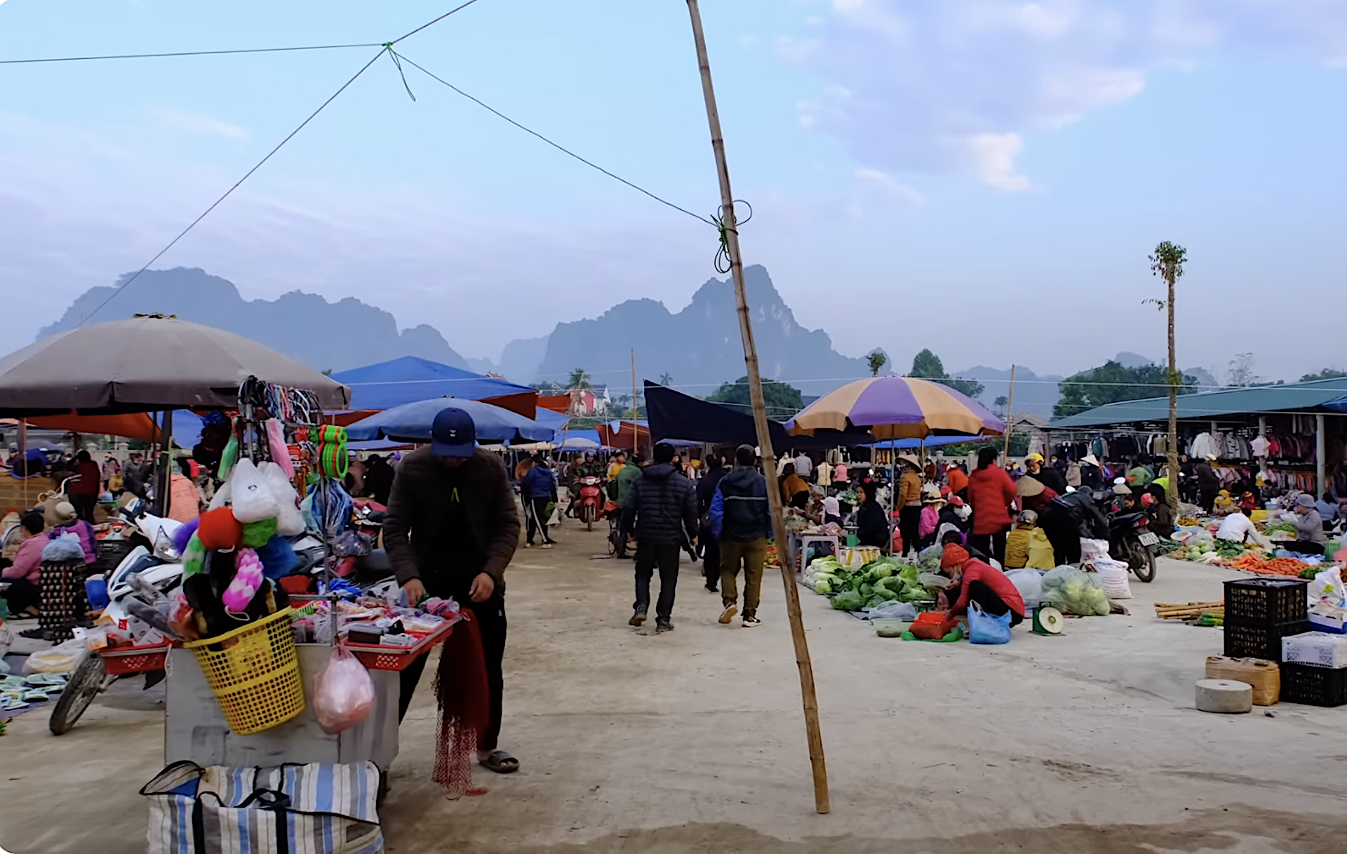 Chợ phiên kết nối tiêu thụ các sản phẩm có thế mạnh của vùng cao