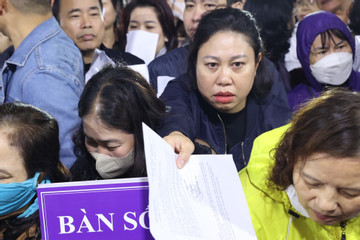Cả nghìn nhà đầu tư đội mưa đến tòa dự phiên xử vụ Tân Hoàng Minh