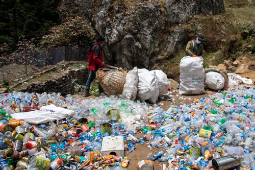 Cách người Nepal xử lý 'bãi rác cao nhất thế giới' trên đỉnh Everest