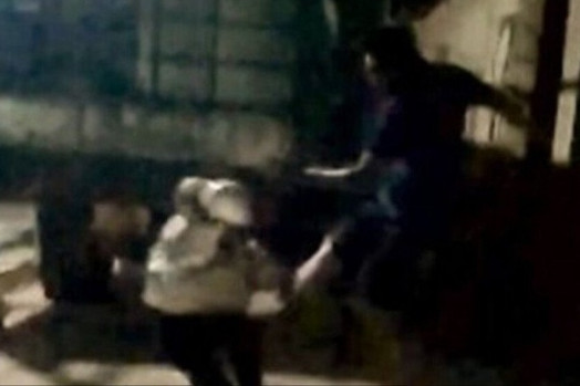 Clip con dâu về đón con bị bố chồng đánh, đuổi khỏi nhà gây phẫn nộ