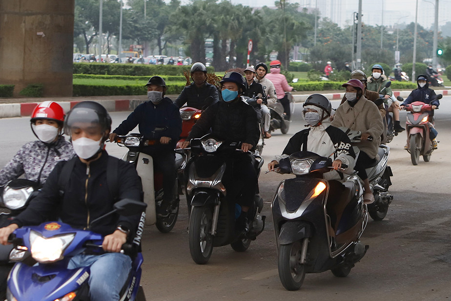 Đại lộ Thăng Long tắc, người điều khiển xe máy ùn ùn đi ngược chiều