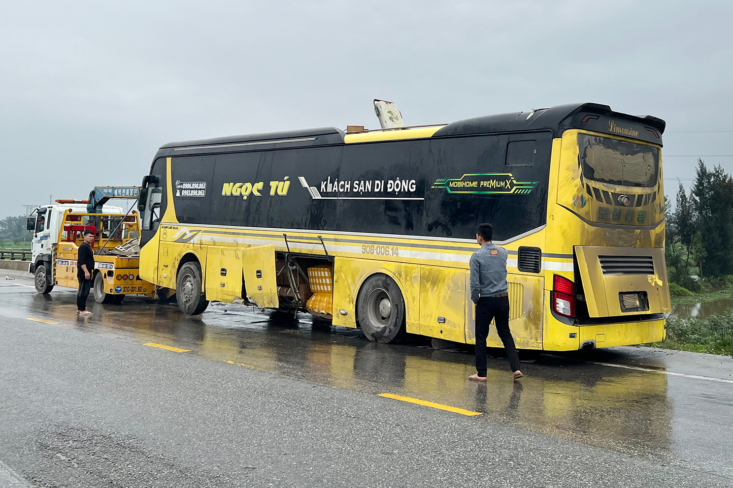 Lật xe khách giường nằm ở Nghệ An, bác thông tin 13 người chết