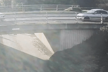 Người đi xe máy bị tài xế ô tô chèn ép, húc bay khỏi cầu sau tai nạn kinh hoàng