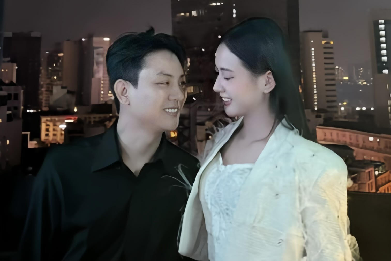 sau do vo hon nhan hoai lam lan dau cong khai ban gai xinh dep 21 tuoi 835.jpeg