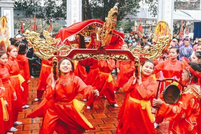 Thousands line Hanoi streets for palanquin procession