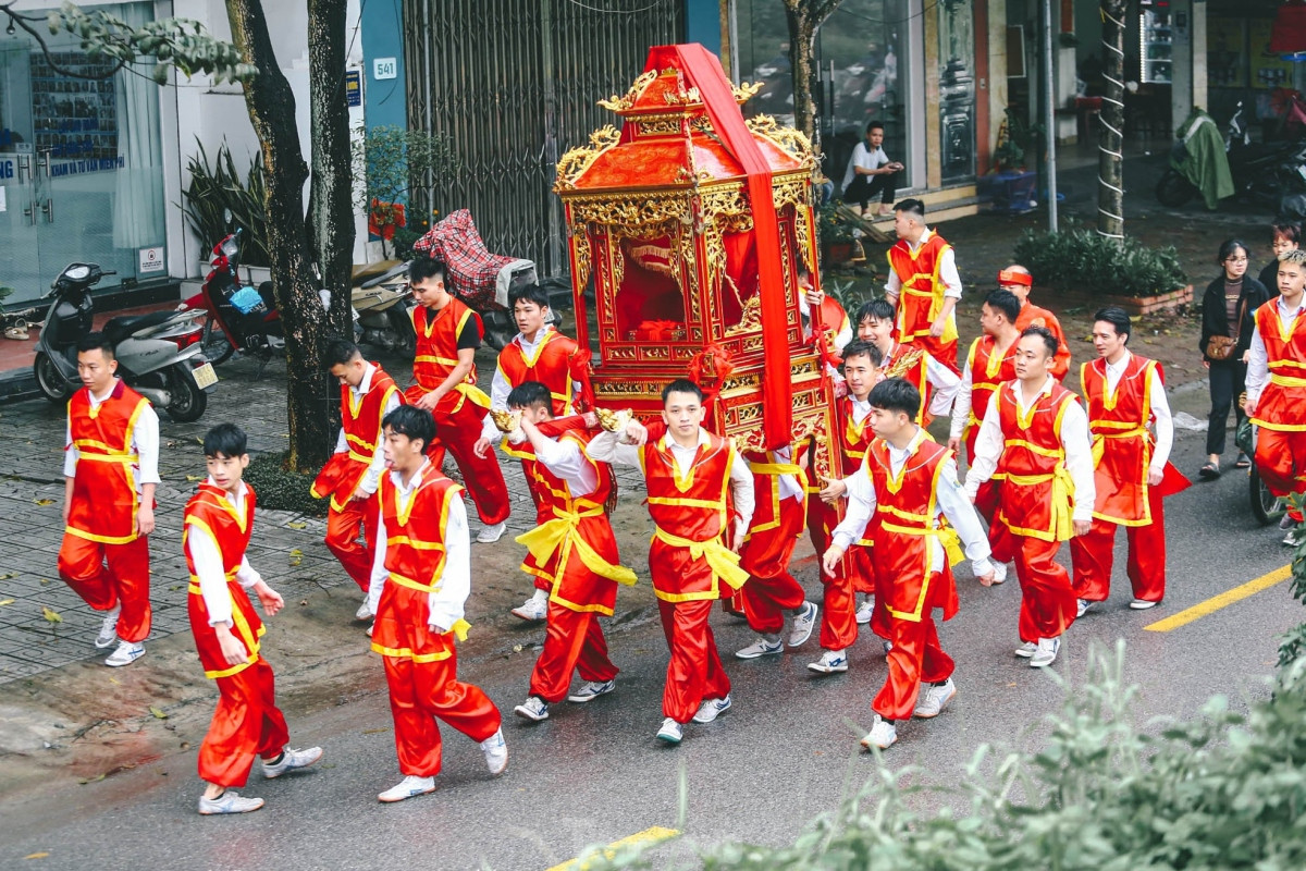 thousands line hanoi streets for palanquin procession picture 2