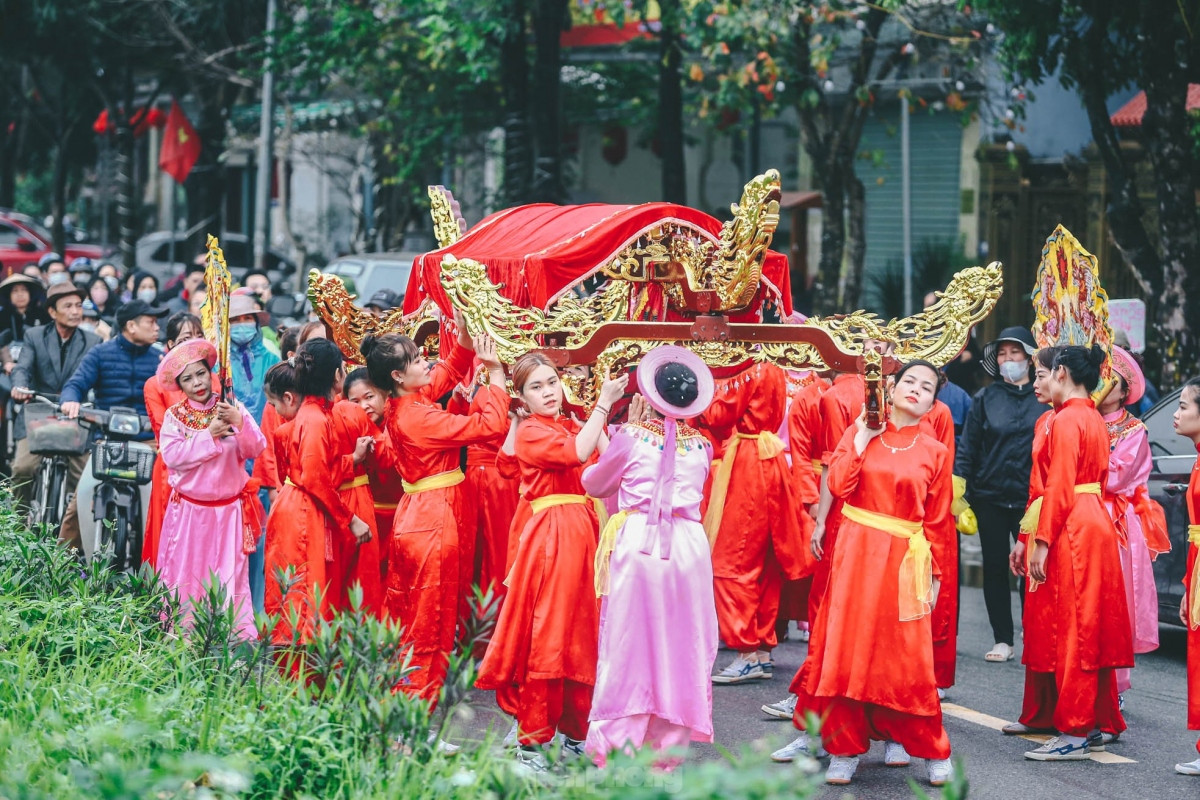 thousands line hanoi streets for palanquin procession picture 3