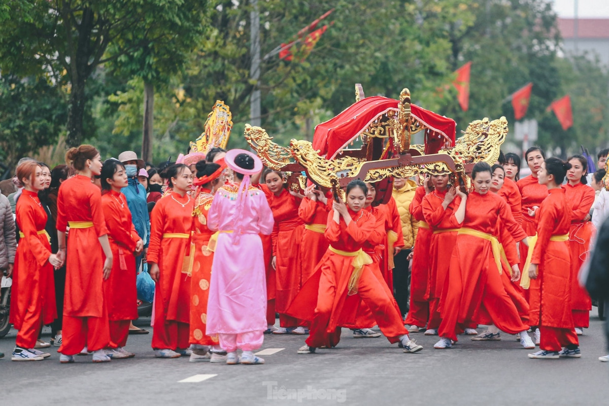 thousands line hanoi streets for palanquin procession picture 7