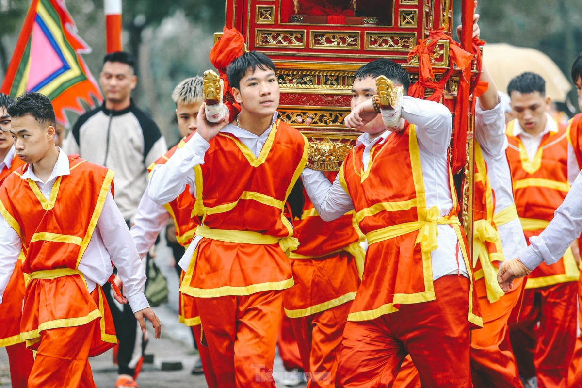 thousands line hanoi streets for palanquin procession picture 8