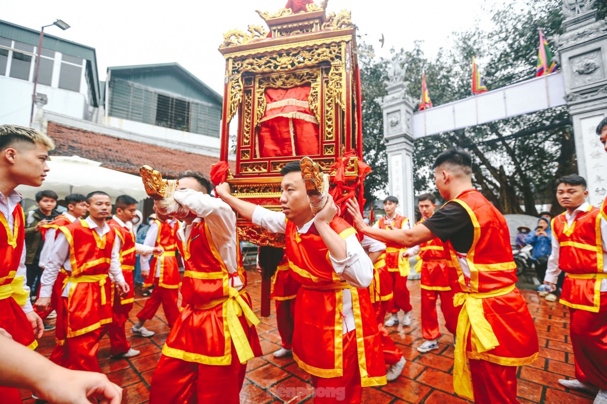 thousands line hanoi streets for palanquin procession picture 9