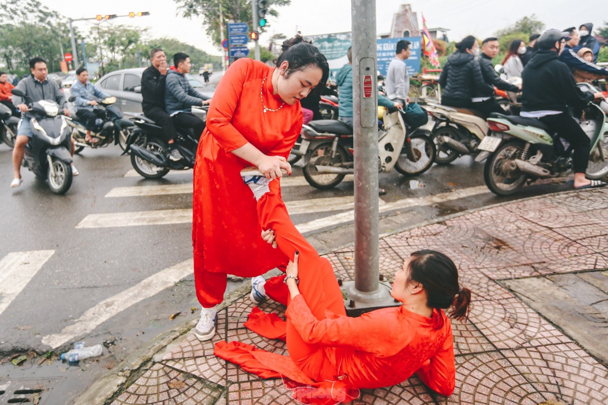 thousands line hanoi streets for palanquin procession picture 10