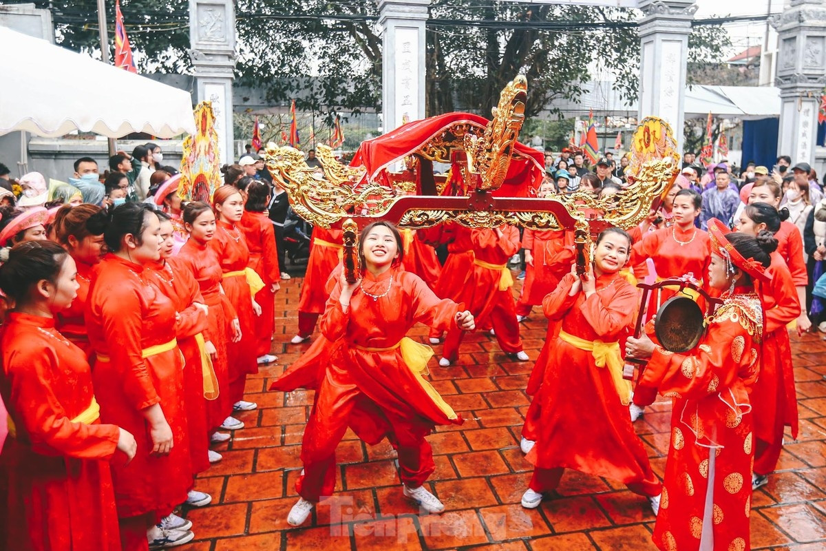 thousands line hanoi streets for palanquin procession picture 11